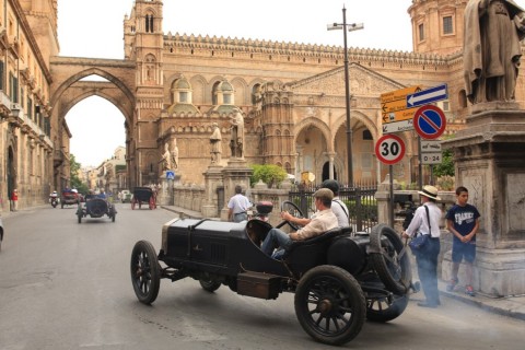 Le auto storiche sfilano per la città di Palermo