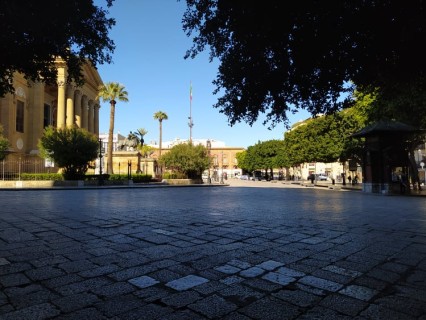 Palermo in zona rossa, il silenzio di piazza Teatro Massimo